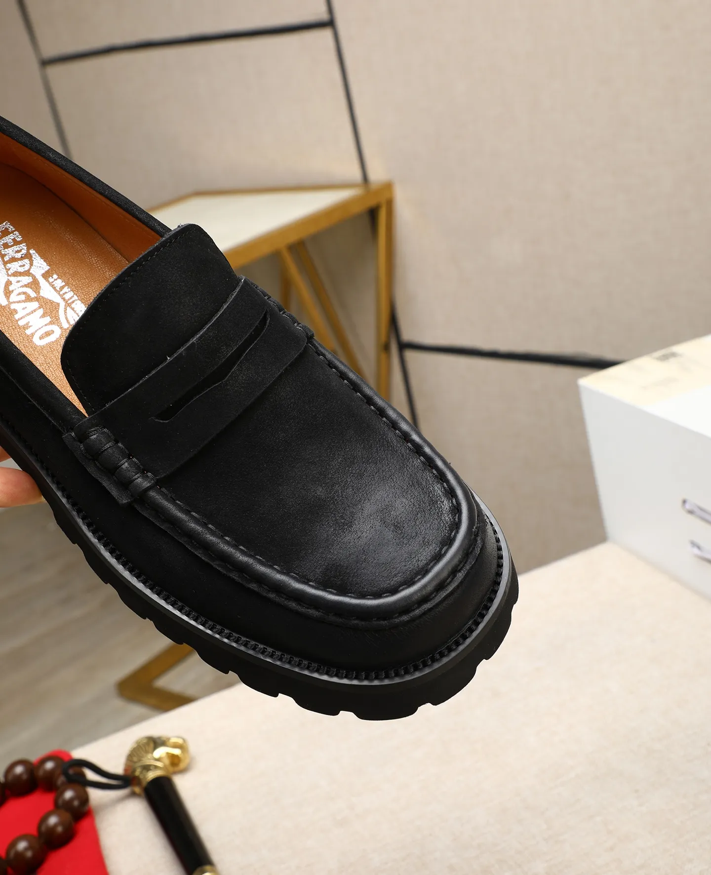 Men's shoes 💰520 📛📛(water-dyed cow lining) Salvatore Ferragamo high-end (Salvatore Ferragamo) is the world's top luxury footwear brand. It comes from the fashion kingdom of Italy. It is famous all over the world for its traditional handmade design and novel styles... 🚶🏻🚶🏻New suit shoes are on sale simultaneously at the counter. This model is purely handmade. The fabric is imported Italian calfskin➕soft water-dyed cowhide lining. Original authentic outsole🌀🌀Size: 38➖44.